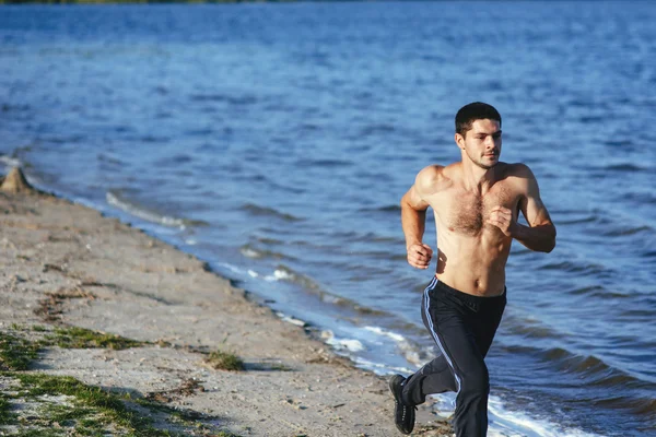 Desportistas homem vsonyachnyy dia para correr — Fotografia de Stock