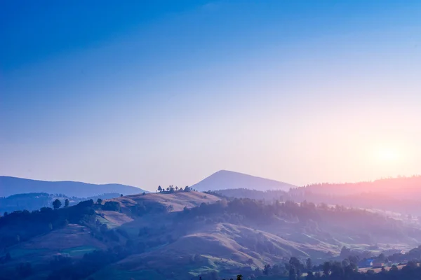 Paisagem colorida de verão nas montanhas dos Cárpatos. Pôr do sol — Fotografia de Stock