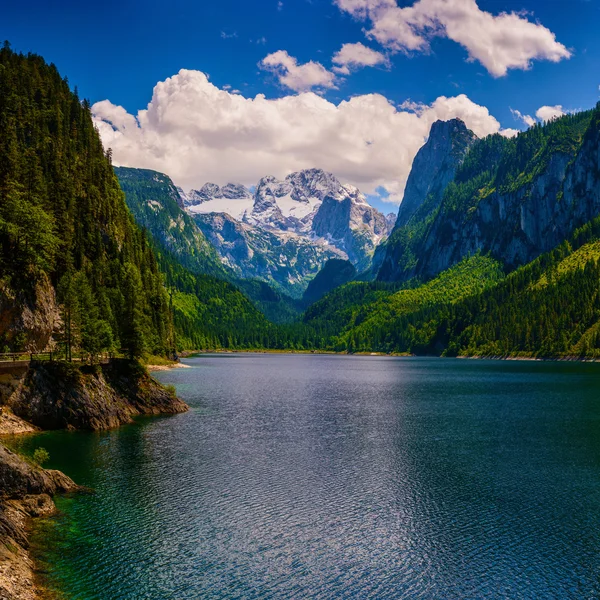 Озеро между горами — стоковое фото