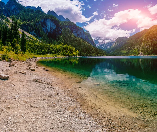 Озеро между горами — стоковое фото