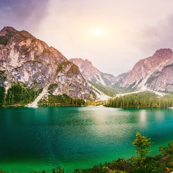 Jezioro górskie pomiędzy górami — Zdjęcie stockowe