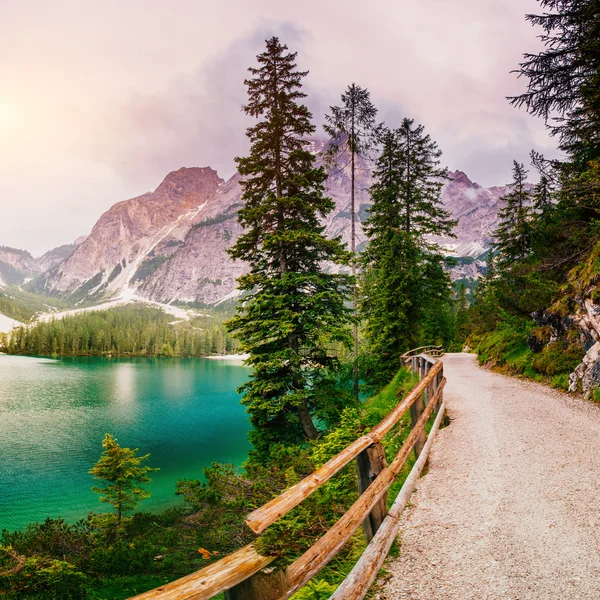 Lake between mountains — Stock Photo, Image