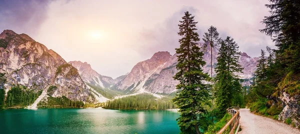 Lake between mountains — Stock Photo, Image