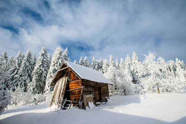 Bela casa de madeira em um dia ensolarado de inverno — Fotografia de Stock