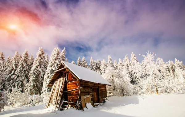 Krásný dřevěný dům v zimě slunečný den — Stock fotografie