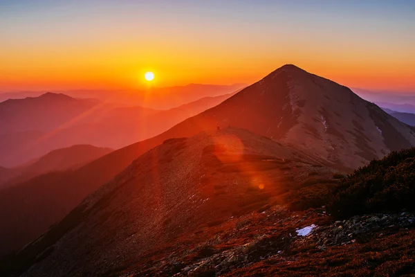 Magický západ slunce v horách Ukrajiny — Stock fotografie