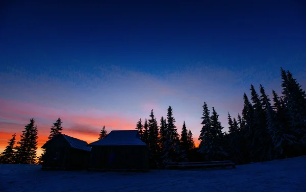 Majestätischer Sonnenuntergang in der winterlichen Berglandschaft — Stockfoto