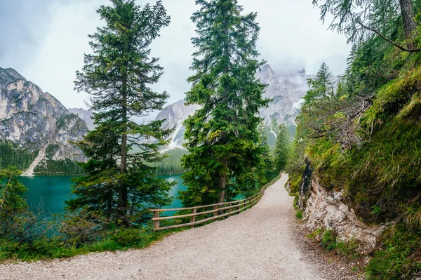 Lake between mountains — Stock Photo, Image