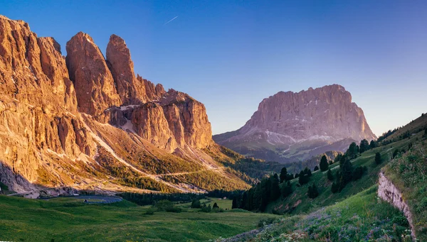 Montagnes Rocheuses au coucher du soleil.Dolomite Alpes, Italie — Photo