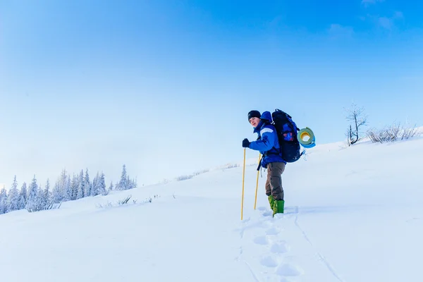 Turista en invierno montañas — Foto de Stock