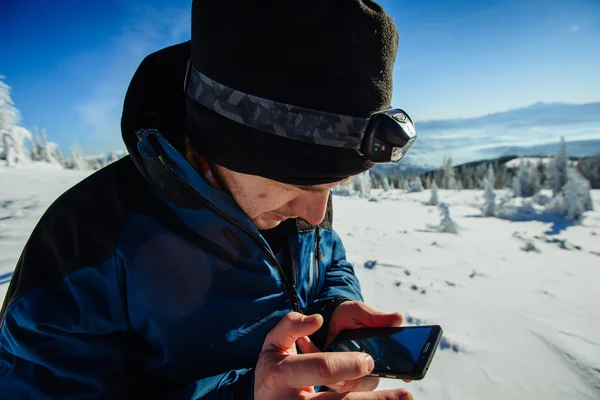 Turista en invierno montañas — Foto de Stock