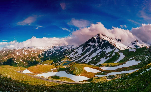 Picos de montaña cubiertos de nieve —  Fotos de Stock