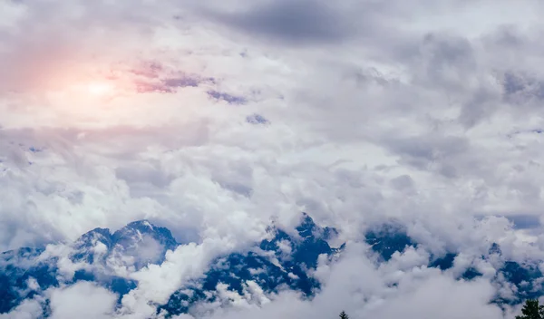 Fog with clouds over the mountains — Stock Photo, Image