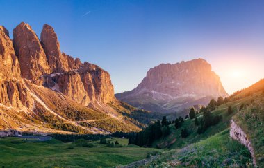 Gün batımında Rocky Dağları. Dolomit Alpler, İtalya