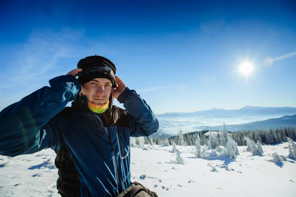 Turista en invierno montañas — Foto de Stock