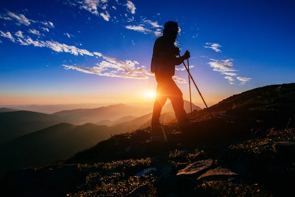 Excursionista al atardecer — Foto de Stock