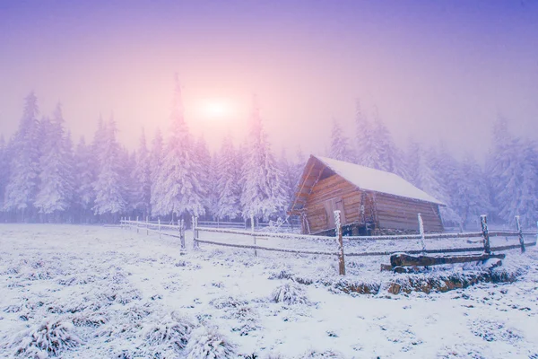 Zonsondergang in de winter bergen en fantastische chalet — Stockfoto