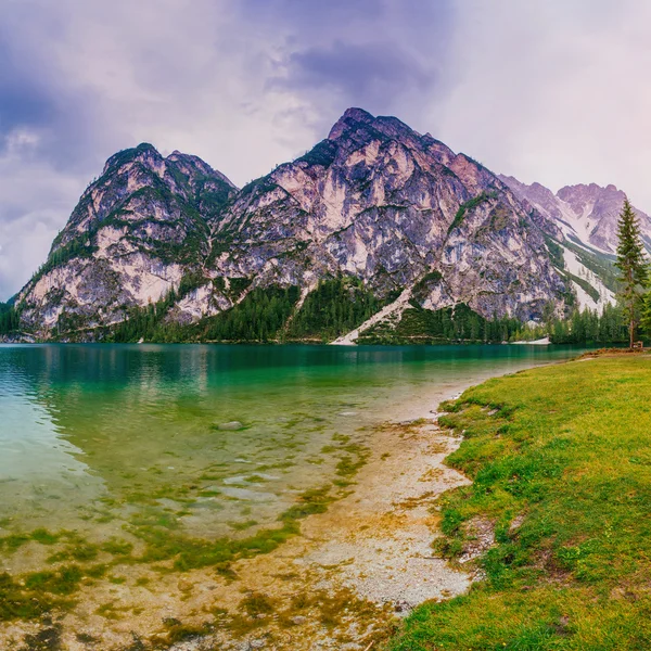 Mountain lake between by mountains — Stock Photo, Image