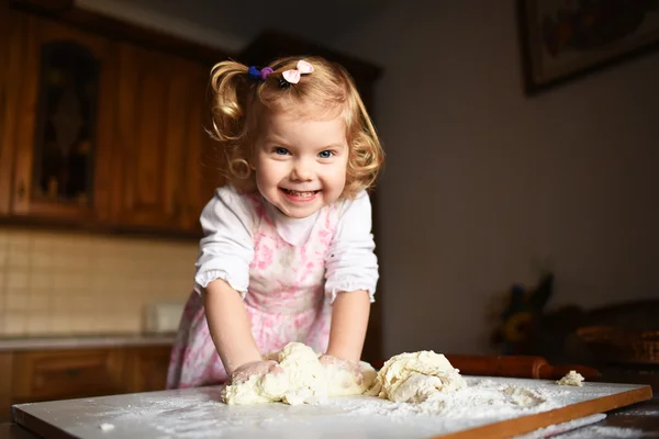 Meisje dat deeg kneedt — Stockfoto