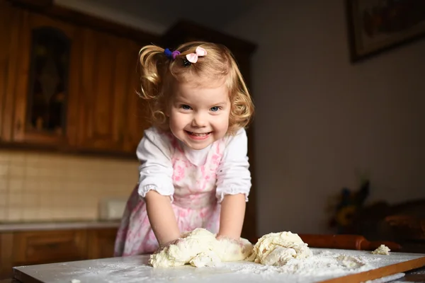 Meisje dat deeg kneedt — Stockfoto