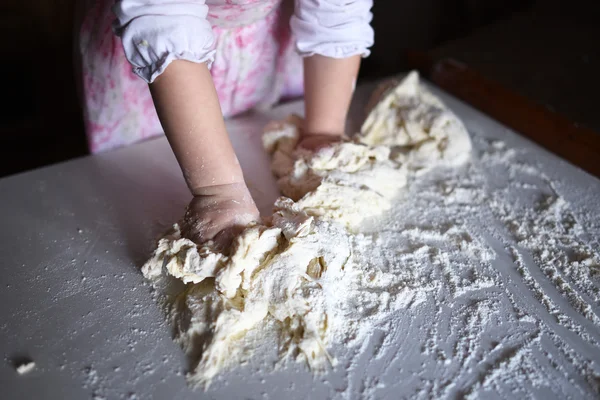 Дитина замісити тісто — стокове фото
