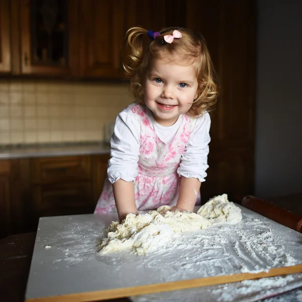 Meisje dat deeg kneedt — Stockfoto