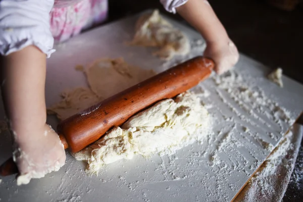 Enfant pétrir la pâte — Photo