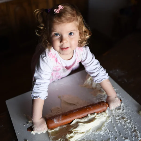 Foto de panadero adorable, bastante pequeña chica caucásica en chef . —  Fotos de Stock