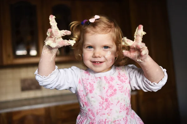 Little girl kneading dough — Stock Photo, Image