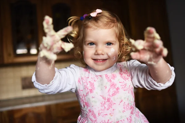 Mała dziewczynka ugniata ciasto — Zdjęcie stockowe