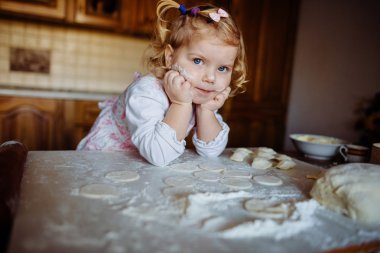  Mutfakta Şef şapkalı Baker kız 