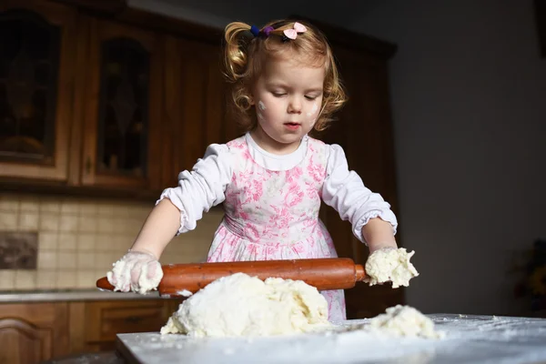 Little girl kneading dough — Stock Photo, Image