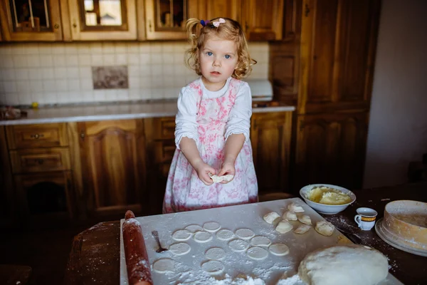 Child preparing dough — Stock Photo, Image
