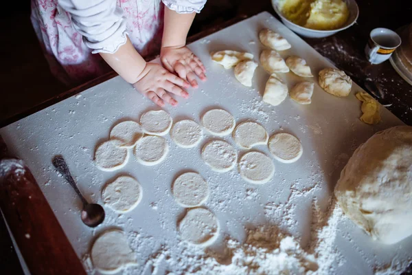 Panadero chica en chef sombrero en cocina — Foto de Stock