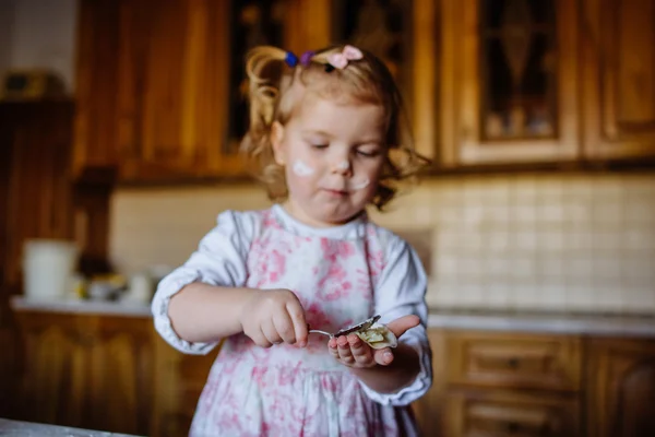 Kind voorbereiding deeg — Stockfoto