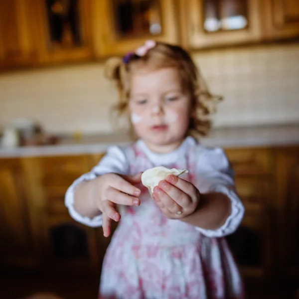 Meisje dat deeg kneedt — Stockfoto