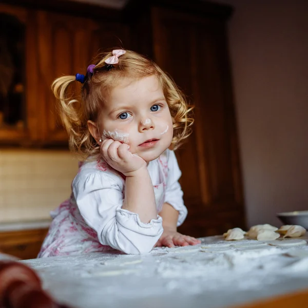 Baker meisje in chef-kok hat op keuken — Stockfoto