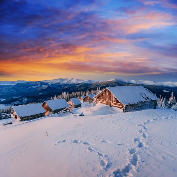 Cottage in montagne innevate con favolosi alberi invernali — Foto Stock