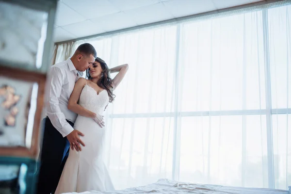 Pareja de boda en habitación de hotel — Foto de Stock