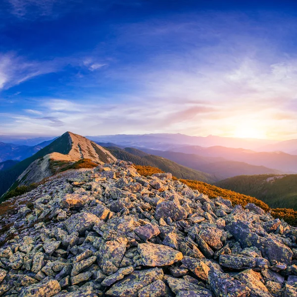 ウクライナの山の中の幻想的な夕日。美の世界. — ストック写真