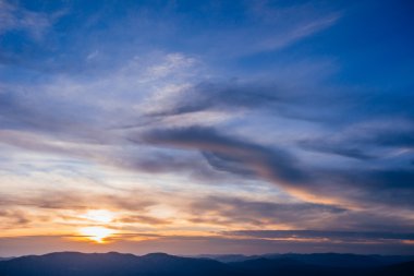 renkli gökyüzü güneş arka planda dağlar ile. gündoğumu günbatımı,.