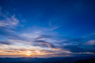 Gün batımında gökyüzü