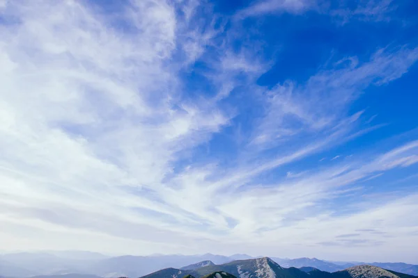 Lucht met wolken en zon — Stockfoto