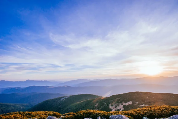 Die Landschaft der Berge unter dem Himmel mit Wolken — Stockfoto