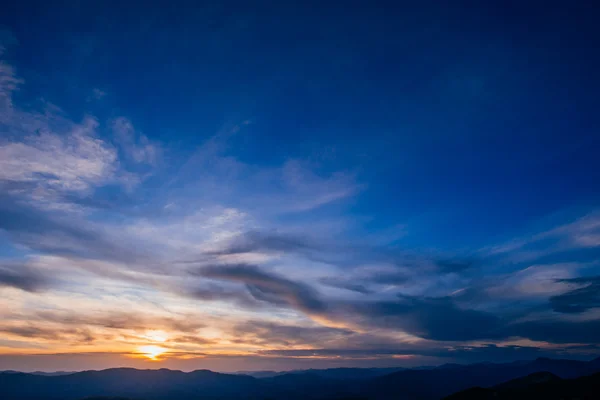 Bunter Himmel mit Sonnenhintergrund in den Bergen. Sonnenuntergang, Sonnenaufgang. — Stockfoto