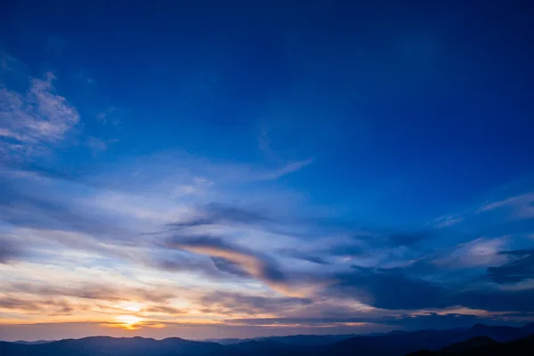 山で太陽の背景にカラフルな空。日の入り、日の出. — ストック写真