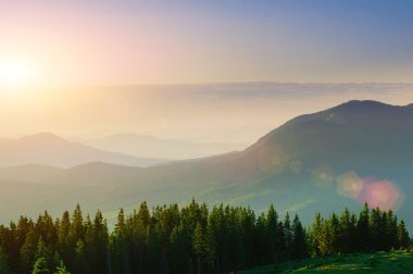 Ukrayna'nın Karpat Dağları güzel gün batımı.