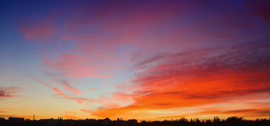 Dağ tepelerinde renkli günbatımı
