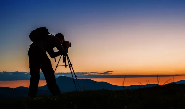 Turista in montagna al tramonto — Foto Stock