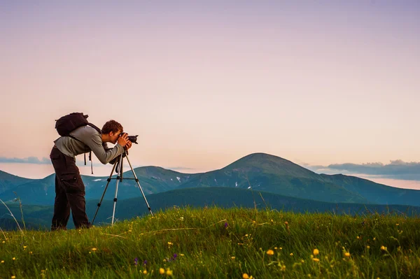 Photographe professionnel voyage à travers les montagnes . — Photo